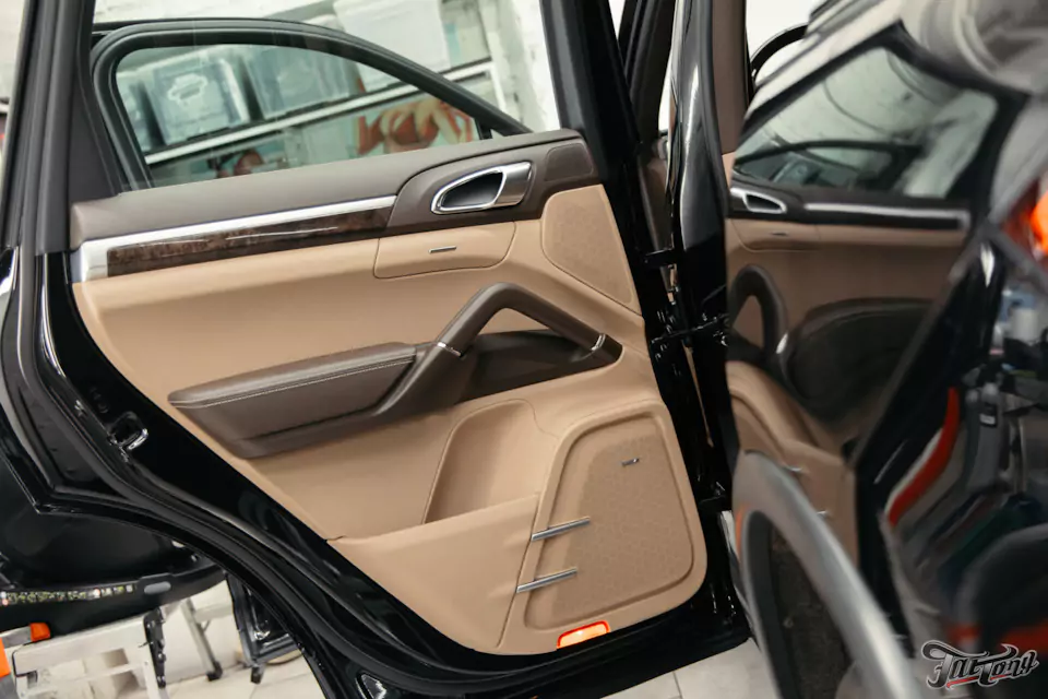 Комплексная химчистка салона и обработка кожи керамикой для Porsche Cayenne
